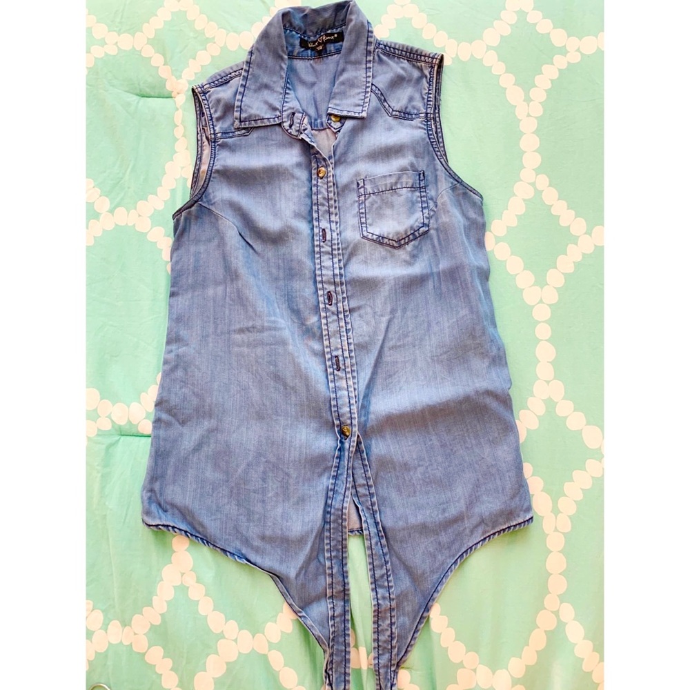 Sleeveless chambray top with tie waist